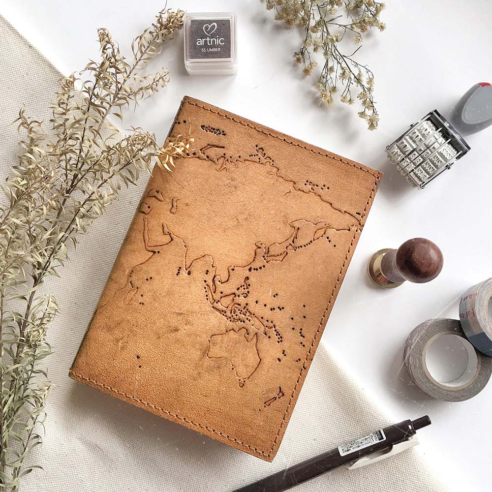 Vintage-style world map leather journal – ideal gift for travelers, writers, and geography lovers