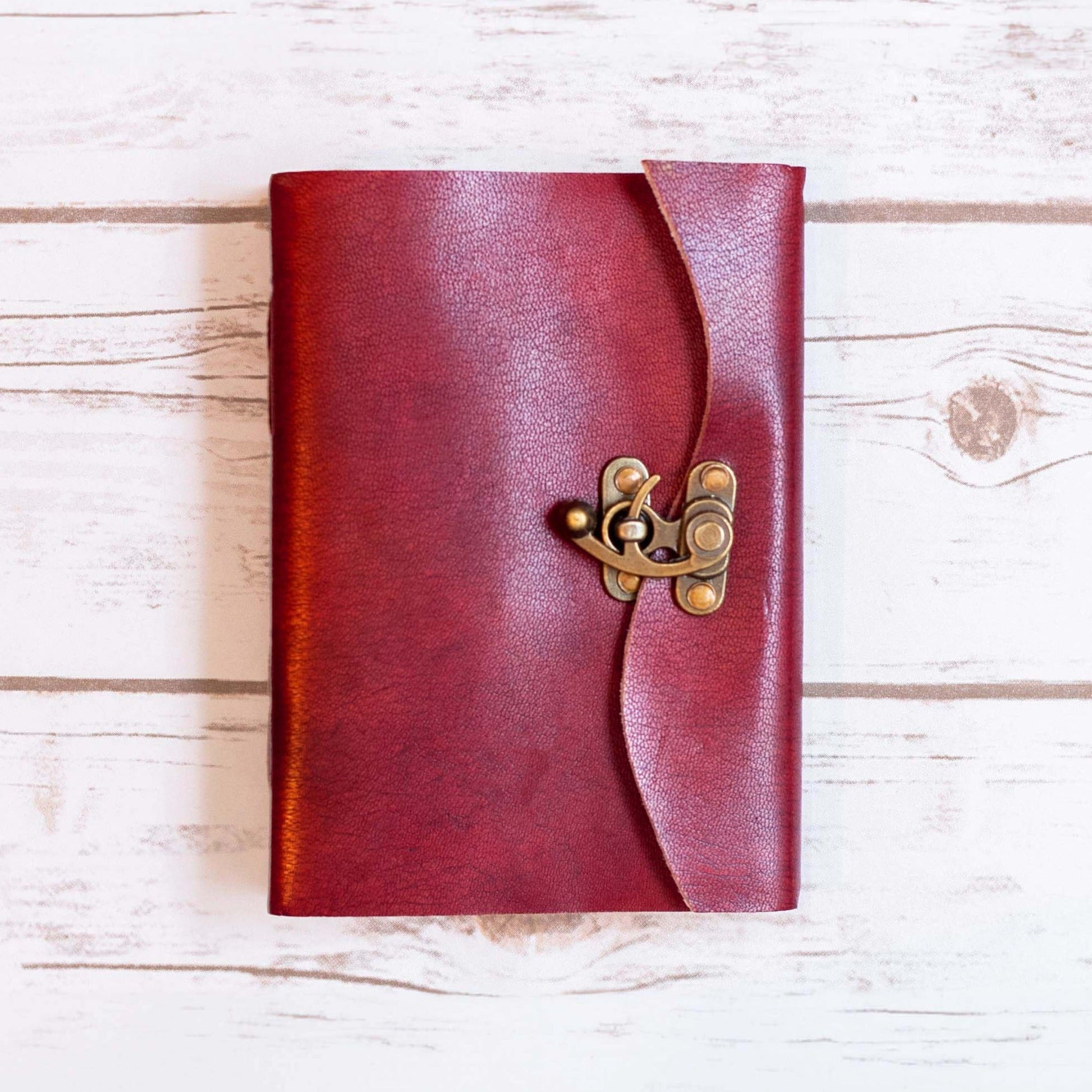 Customizable leather journal – personalize the front cover with names, quotes, logos, or designs for a one-of-a-kind writing experience