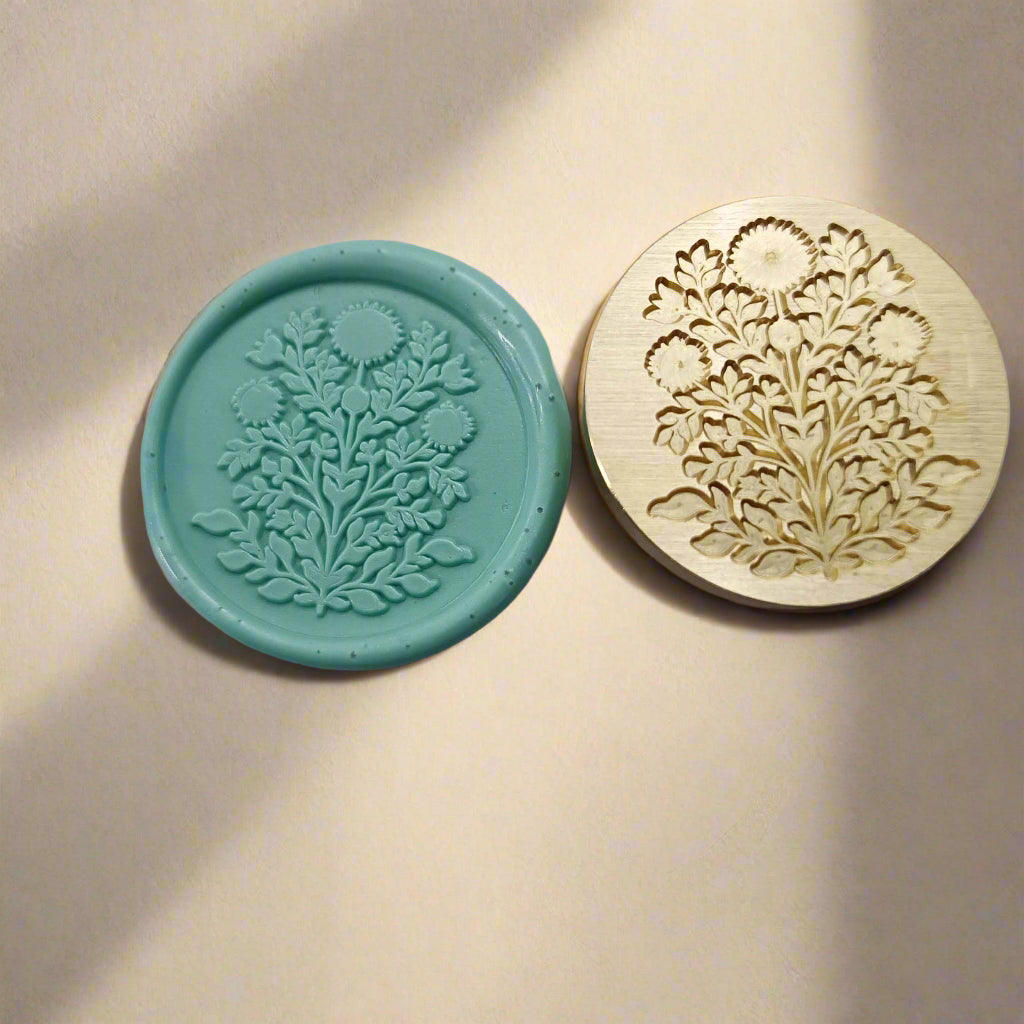 Soothi gold wax seal stamp with elegant botanical design – timeless charm for letters, gifts, and creative expression
